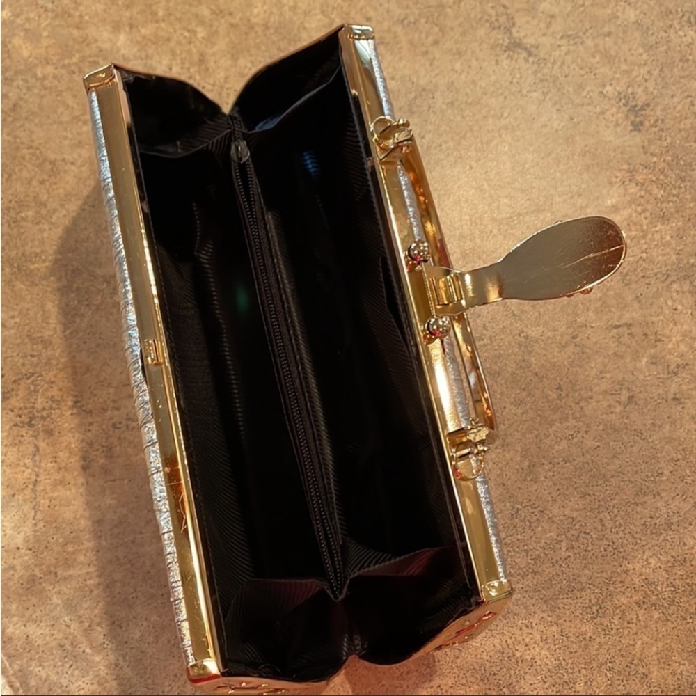 Elegant Gold Evening Clutch Handbag - Picture 6 of 7